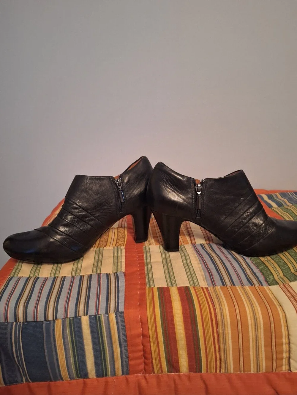 Clark's Artisan Women’s Black Leather Ankle Boots Size 10 Zip-Up Design 3in Heel